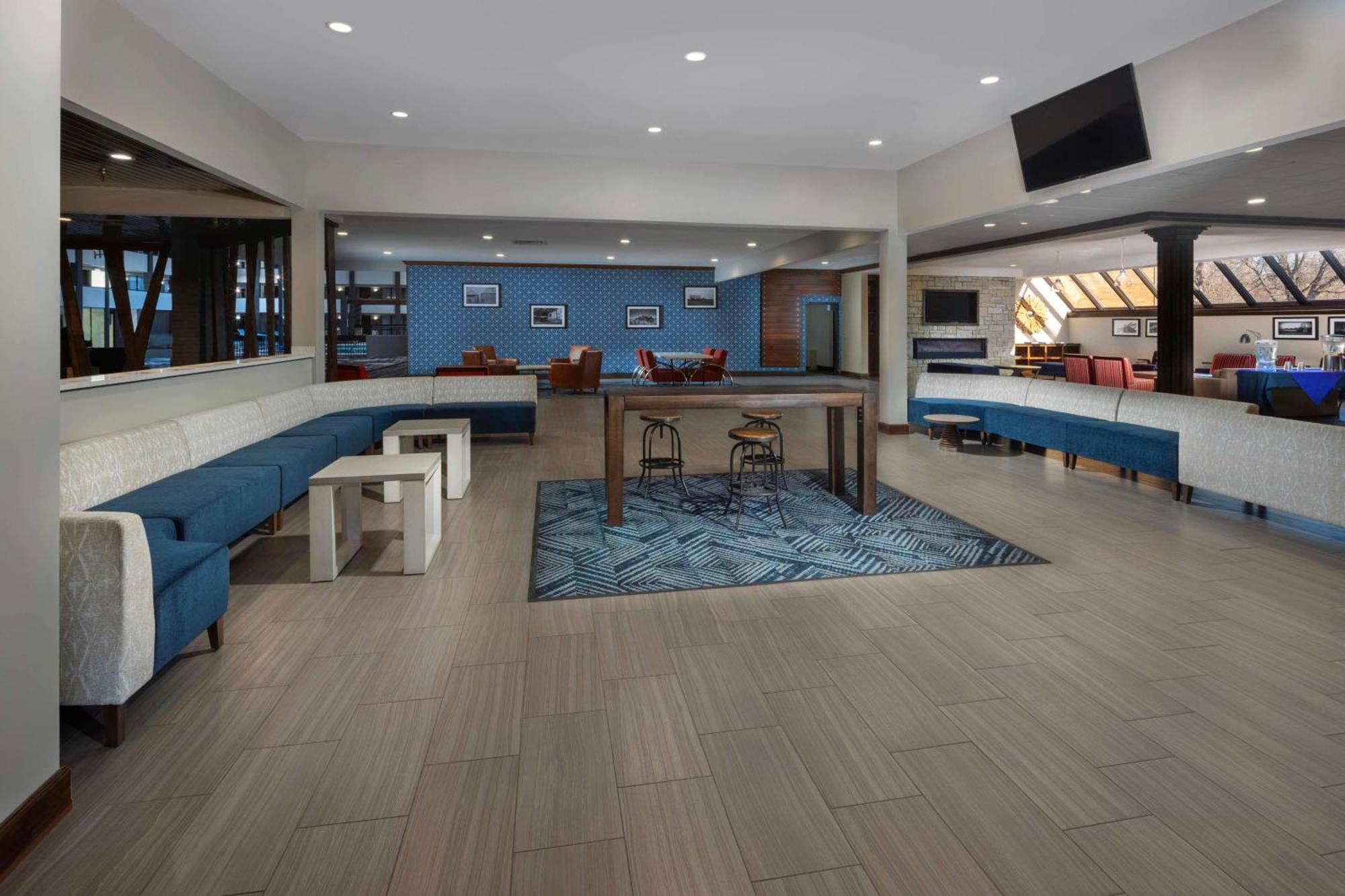 Doubletree By Hilton Manhattan, Ks Exterior foto